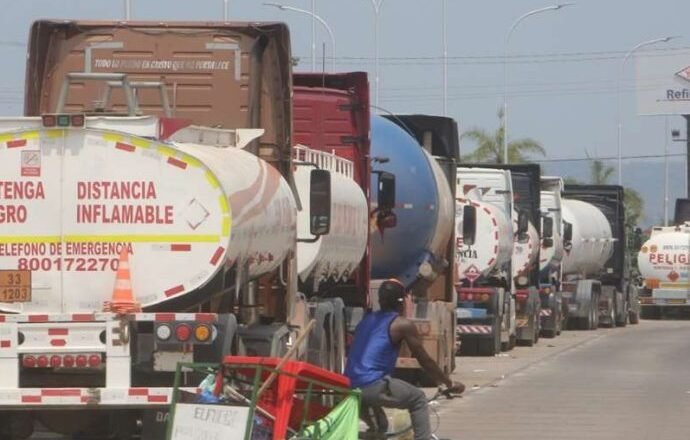 Crisis de combustible: Transportistas nuevamente varados en Paraguay denuncian falta de pago por parte del gobierno boliviano